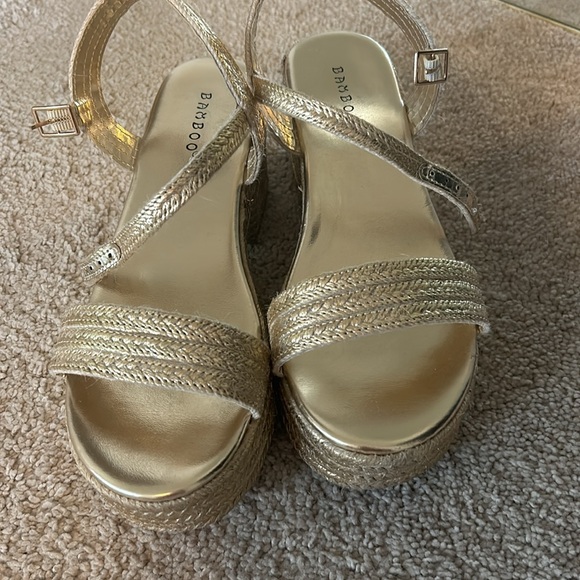 Gold platform sandals size 8 - Picture 6 of 7